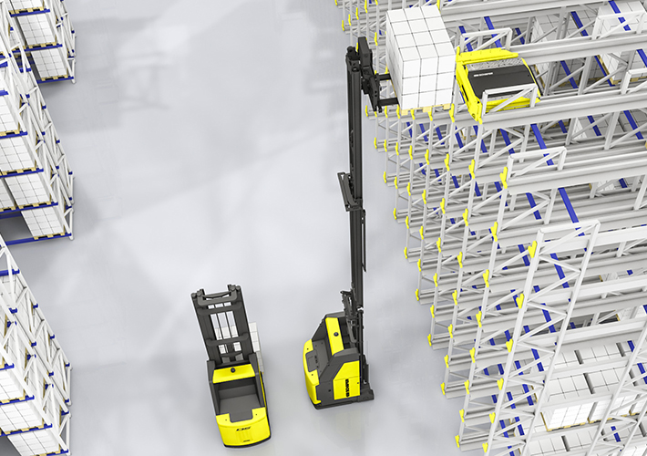 Foto SSI Orbiter® con AGVs - Procesos y experiencia de software integrada para una mayor eficiencia en el flujo de mercancías.